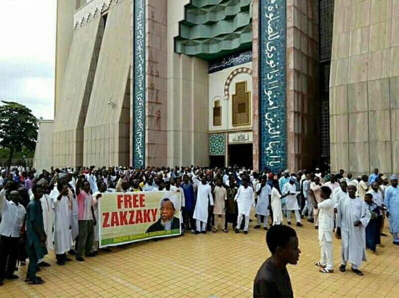 اختصاصی؛ تجمع اعتراض آمیز شیعیان نیجریه‌ علیه بازداشت شیخ زکزاکی در مقابل مسجد ملی در ابوجا + عکس