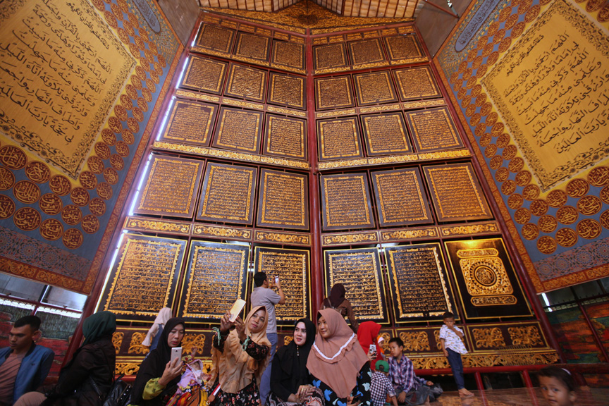 نمایش بزرگترین قرآن چوبی جهان در اندونزی