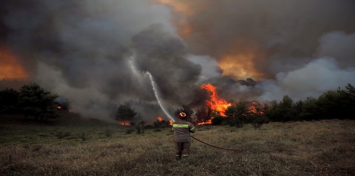 ارتفاع عدد قتلى حرائق الغابات في اليونان إلى 94 قتيلا