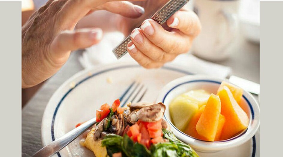 احذروا من استخدام هاتفكم أثناء تناول الطعام... والسبب؟