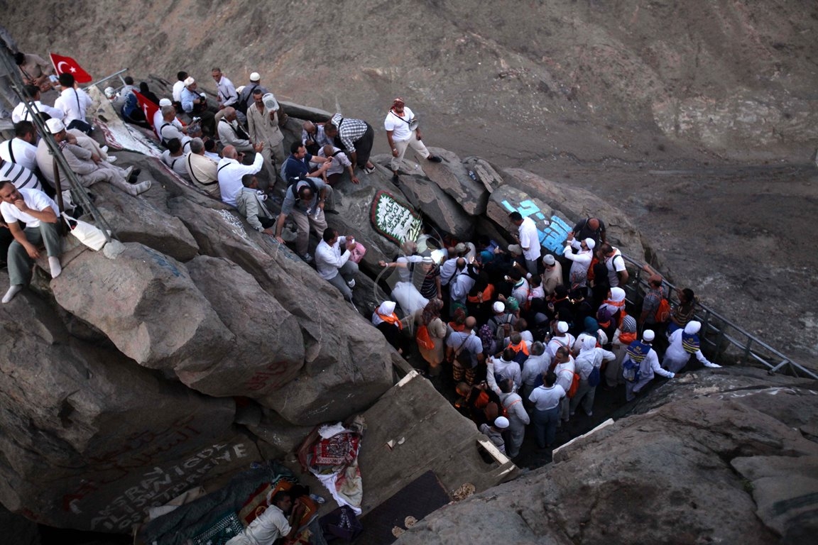 بالصور: الحجاج يبدأون التوافد على جبل النور وغار حراء في مكة المكرمة