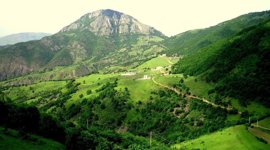 شاهد بالصور ... الطبيعة في الجبل الأخضر بمنطقة "ارسباران" تجذب السياح