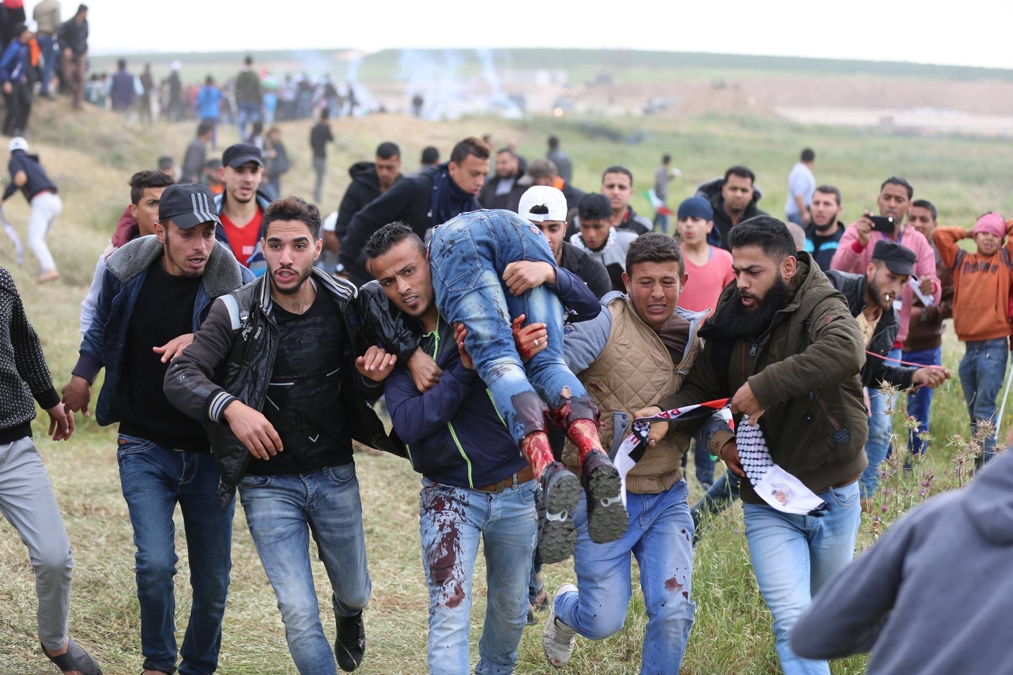 مئات الإصابات باعتداء الاحتلال الإسرائيلي على مسيرة العودة شرقي غزة