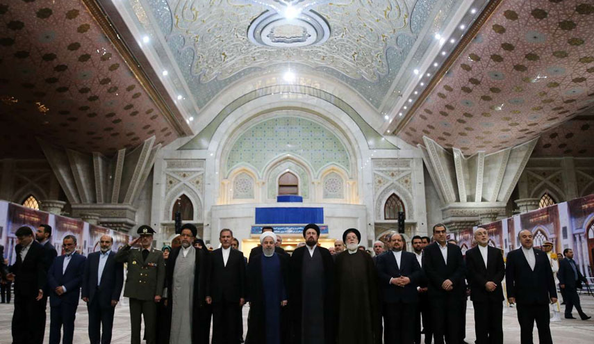 الرئيس روحاني واعضاء الحكومة يجددون العهد والميثاق مع مبادئ الامام الخميني (رض)