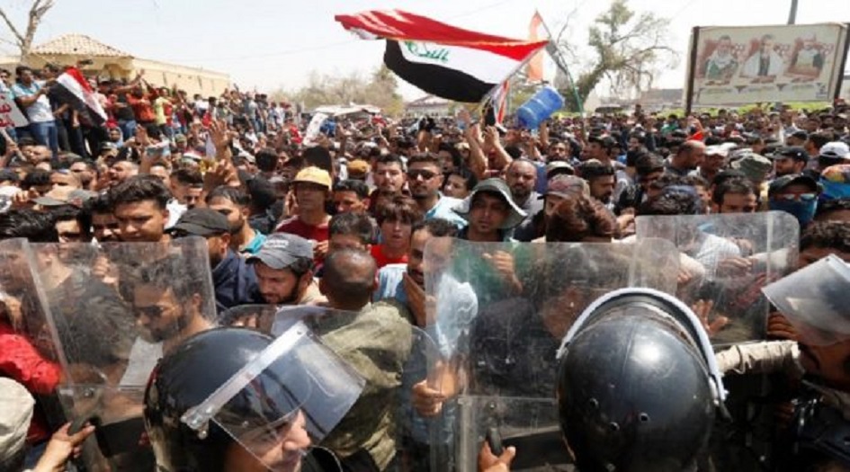 محتجون يحرقون مبنى محافظة البصرة وفرض حظر للتجوال 