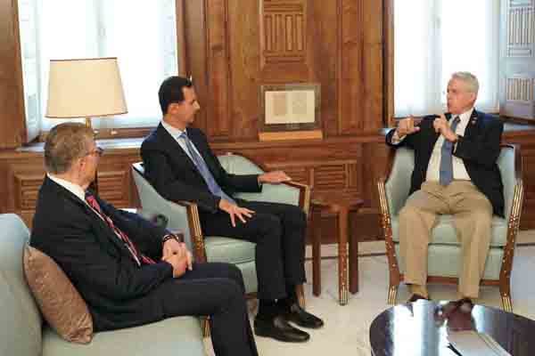 اسد در دیدار سناتور  آمریکایی: سیاست صلح طلبی به جای جنگ افروزی منفعت بیشتری برای آمریکا دارد