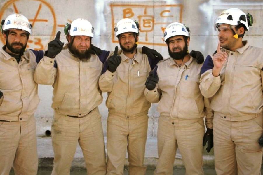 فعال سوری : کلاه سفیدها برای حمله شیمیایی از گروگانها استفاده می کنند