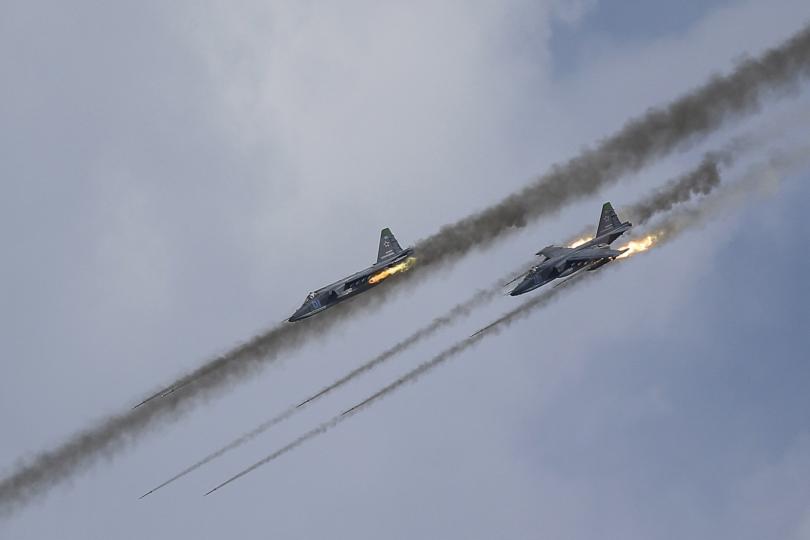 حمله هواپیماهای روسی به تجهیزات موشکی تروریست‌ها در حماه