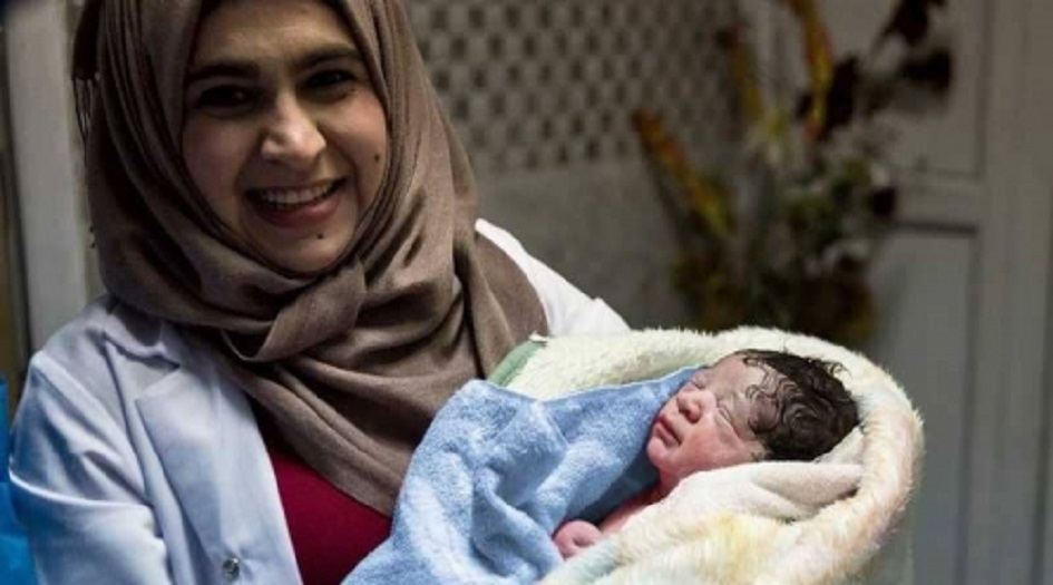 بالصور.. قابلة عراقية تحدت داعش لانقاذ الحوامل