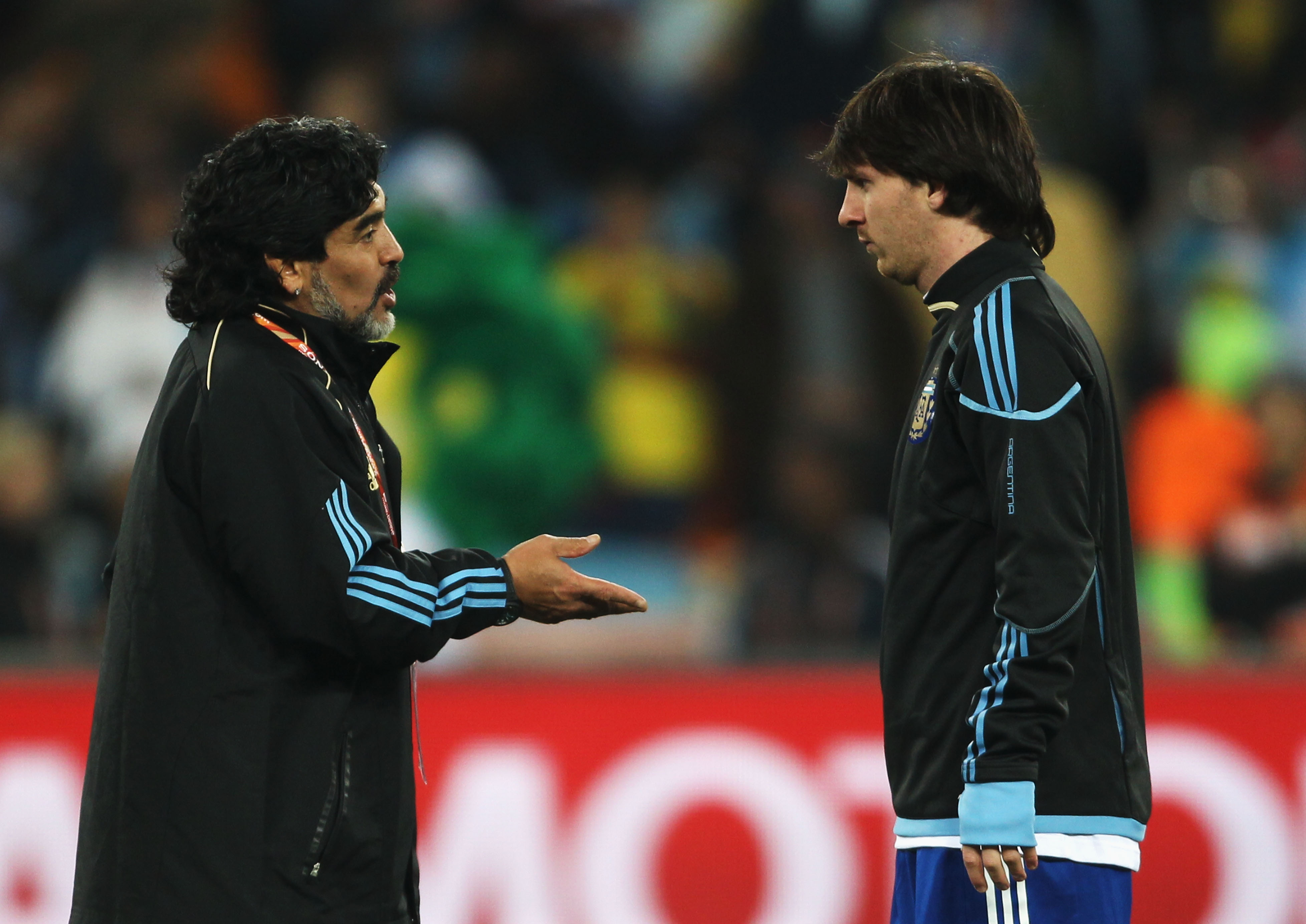 مارادونا ينصح ميسي باعتزال كرة القدم
