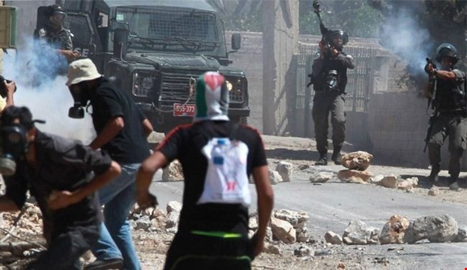 الاحتلال يقمع المتظاهرين الفلسطينيين قرب حاجز بيت حانون 