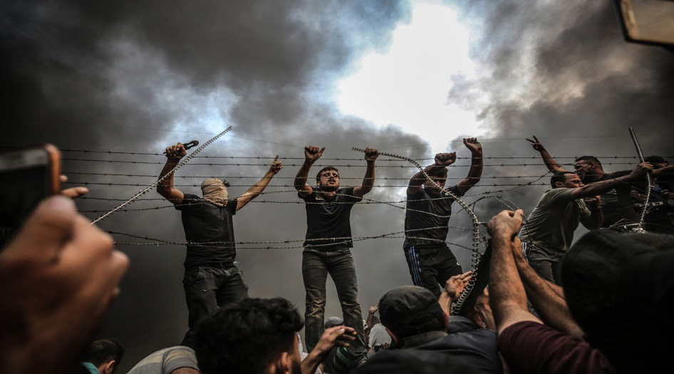 صور حصرية للكوثر... إقتحام المتظاهرين للشريط الشائك المحيط بقطاع غزة