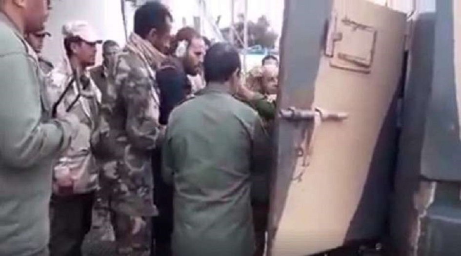 عشماوي ضابط الصاعقة المصرية السابق يقاد إلى عربة مدرعة للجيش الليبي!  