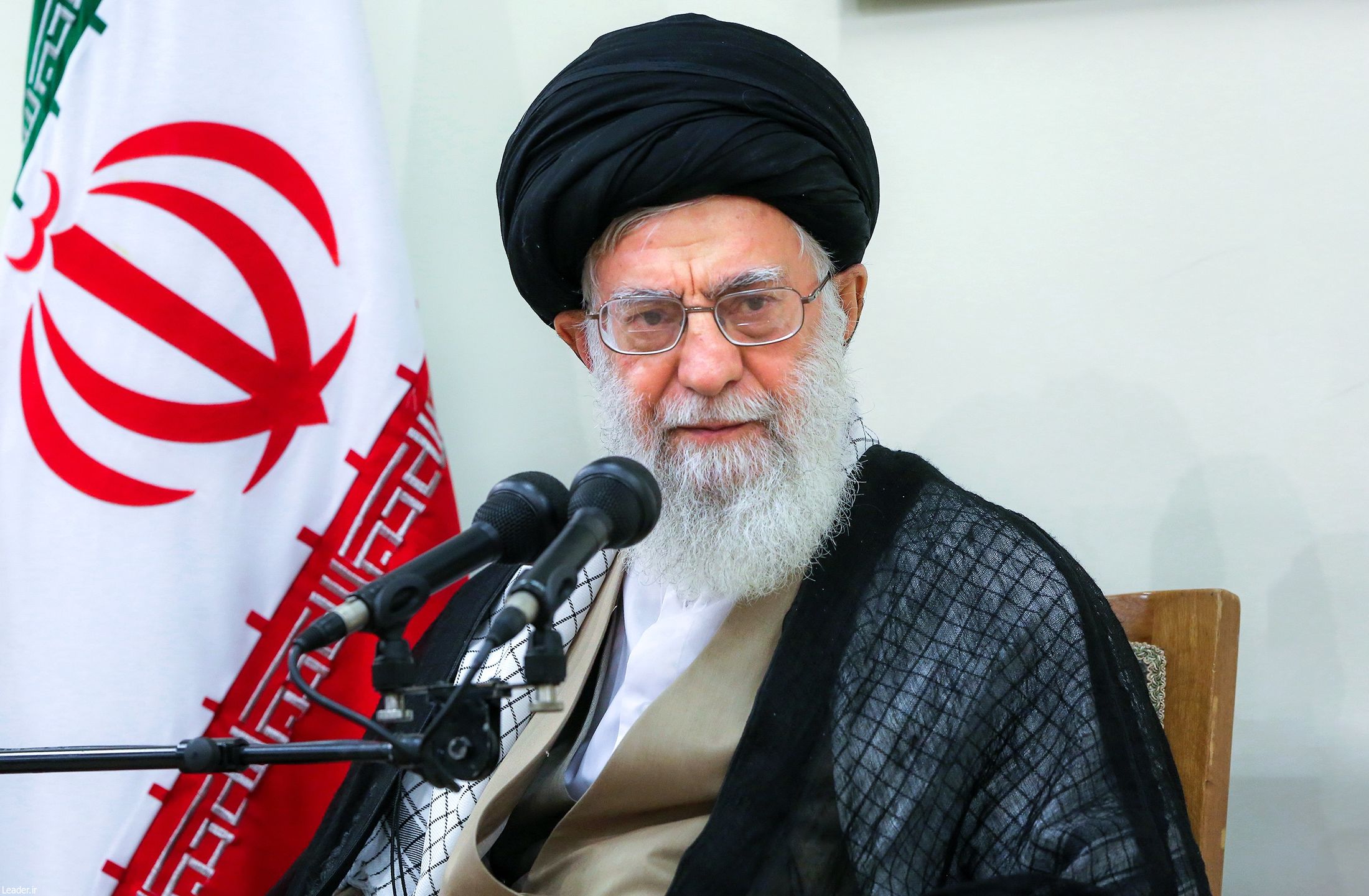 الإمام الخامنئي : ايران ستتغلب على المشاكل التي تواجهها 