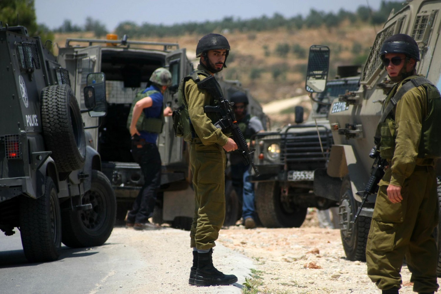 "إسرائيل" تعتقل والديّ الفلسطيني أشرف نعالوة