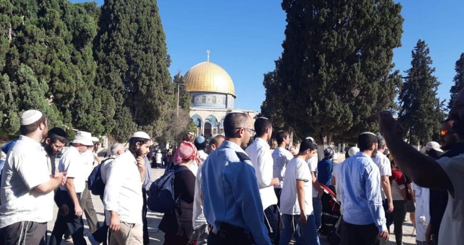 مستوطنون صهاينة يقتحمون المسجد الاقصى بحماية قوات العدو الاسرائيلي