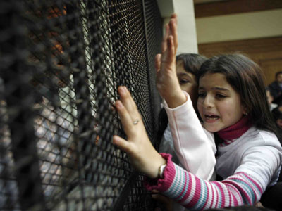 الإحتلال يصدر قانونا يمنع زيارة أهالي الأسرى الفلسطينيين لأبنائهم 