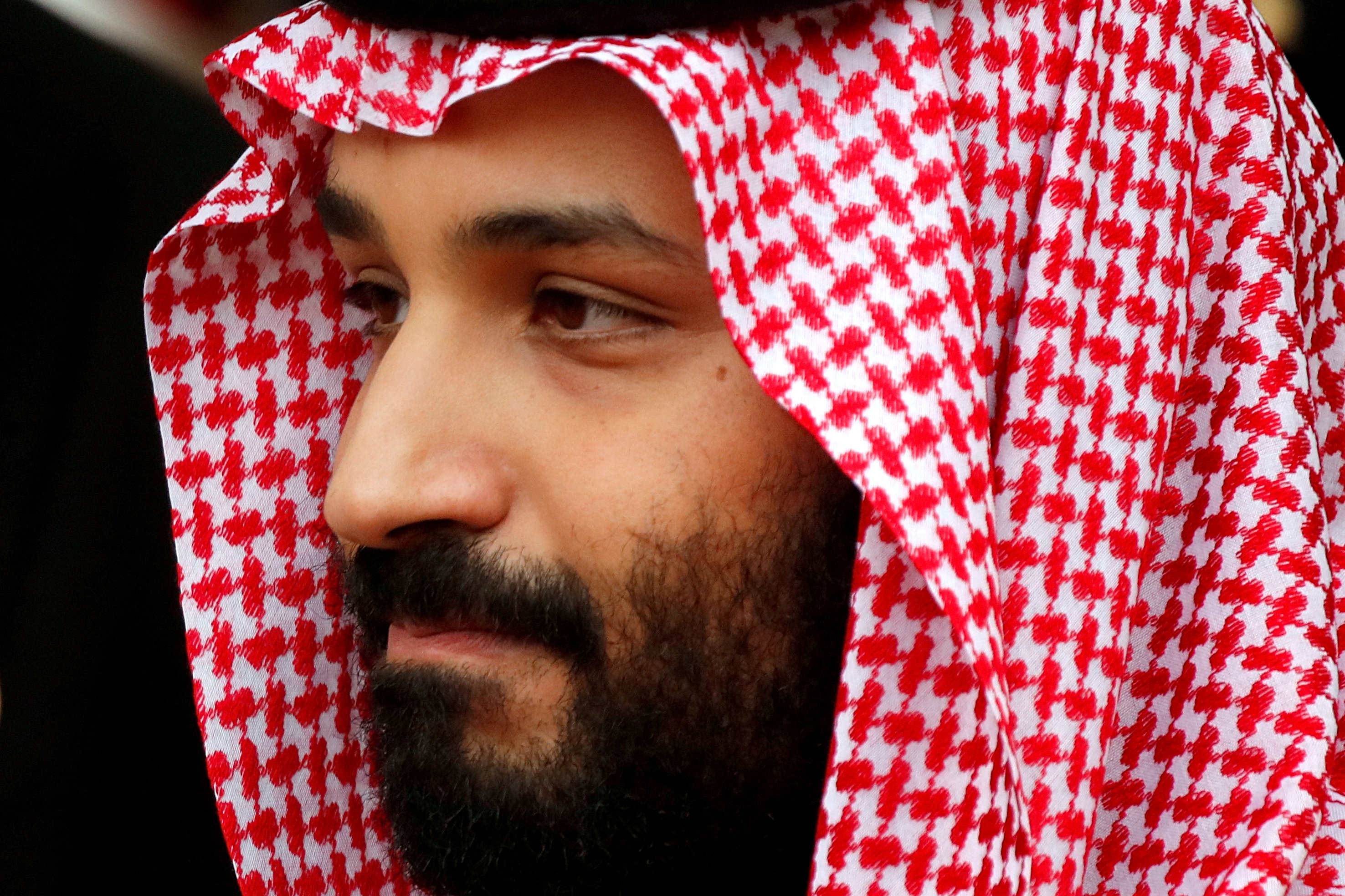 صحيفة فرنسية: بعد أن فقد عقله.. هل يفقد بن سلمان عرشه؟