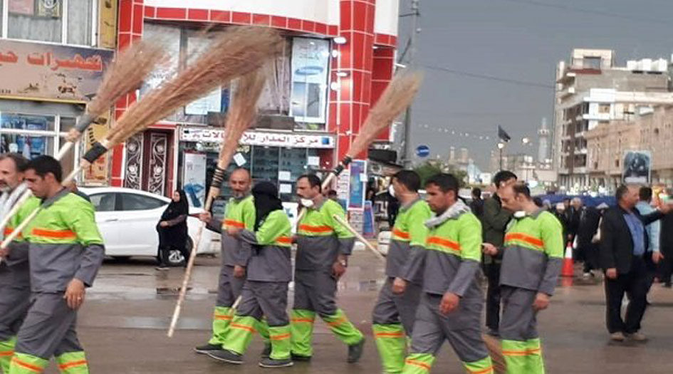 مهندسون واساتذة ايرانيون يتطوعون في تنظيف شوارع كربلاء