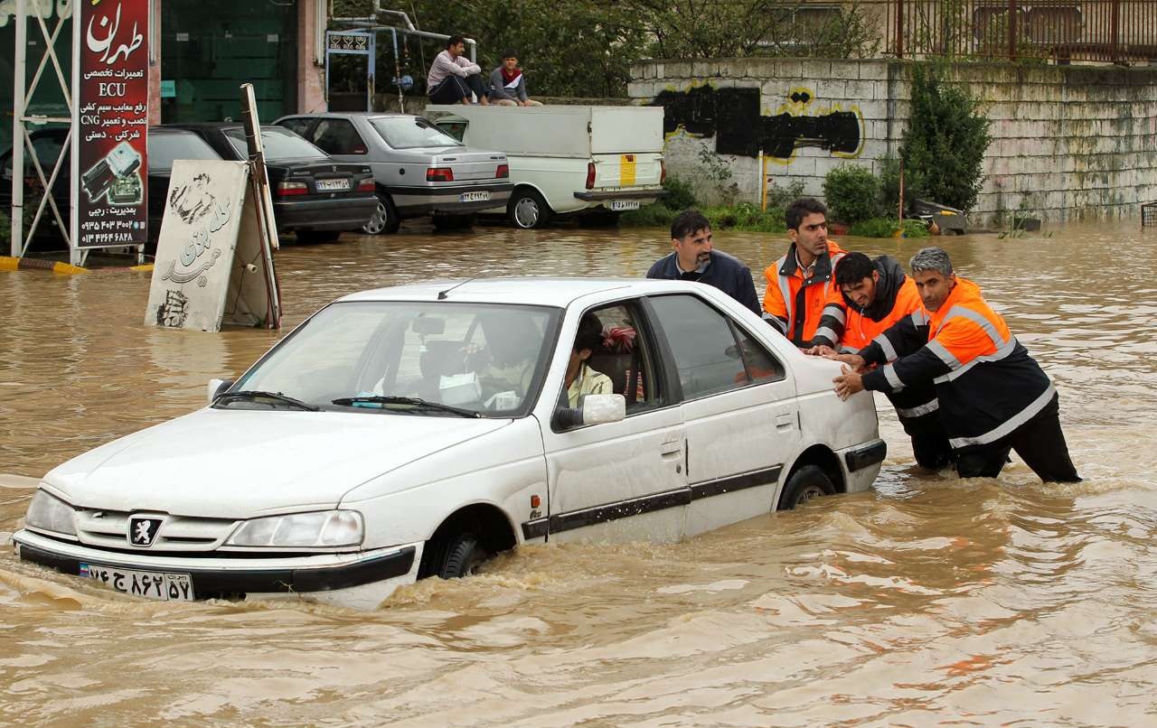 فيضانات تجتاح عددا من المحافظات الإيرانية