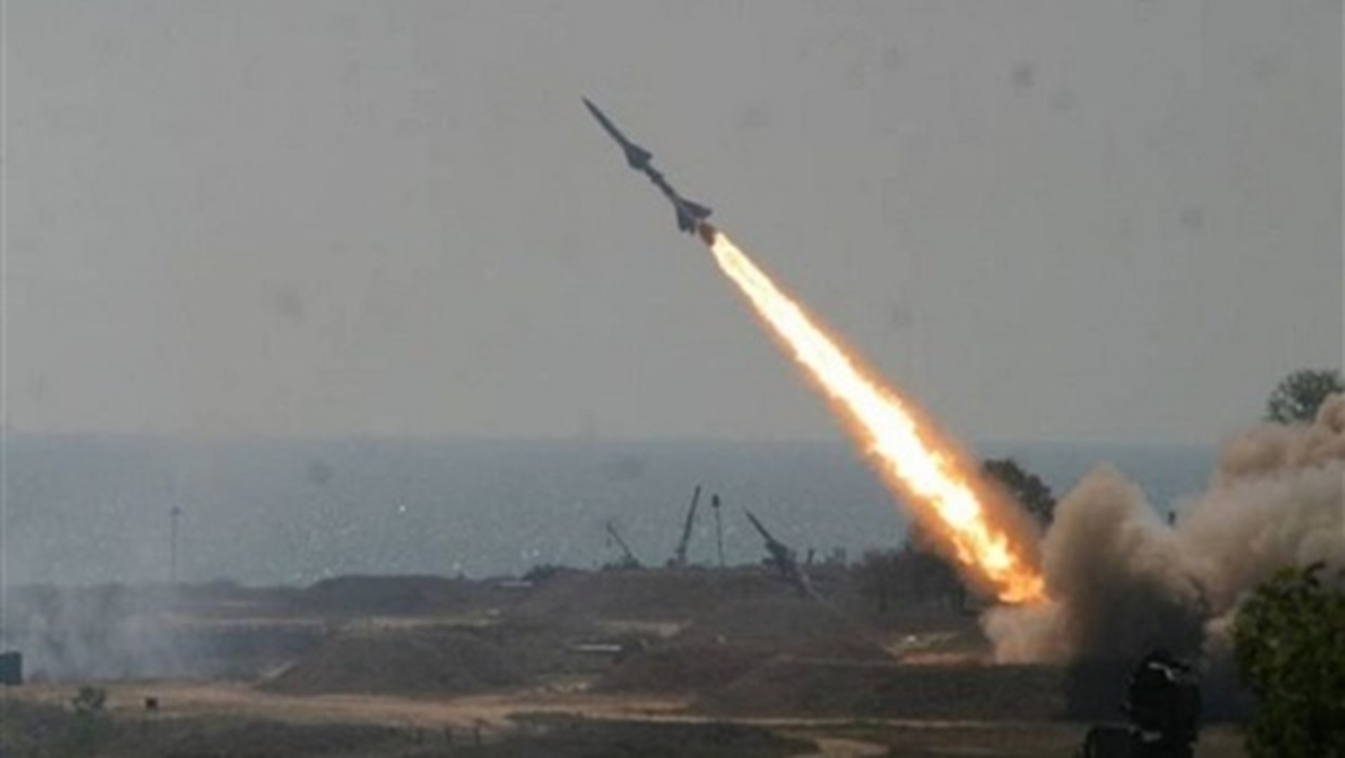 صاروخ يمني يدك مرتزقة العدوان في الساحل الغربي