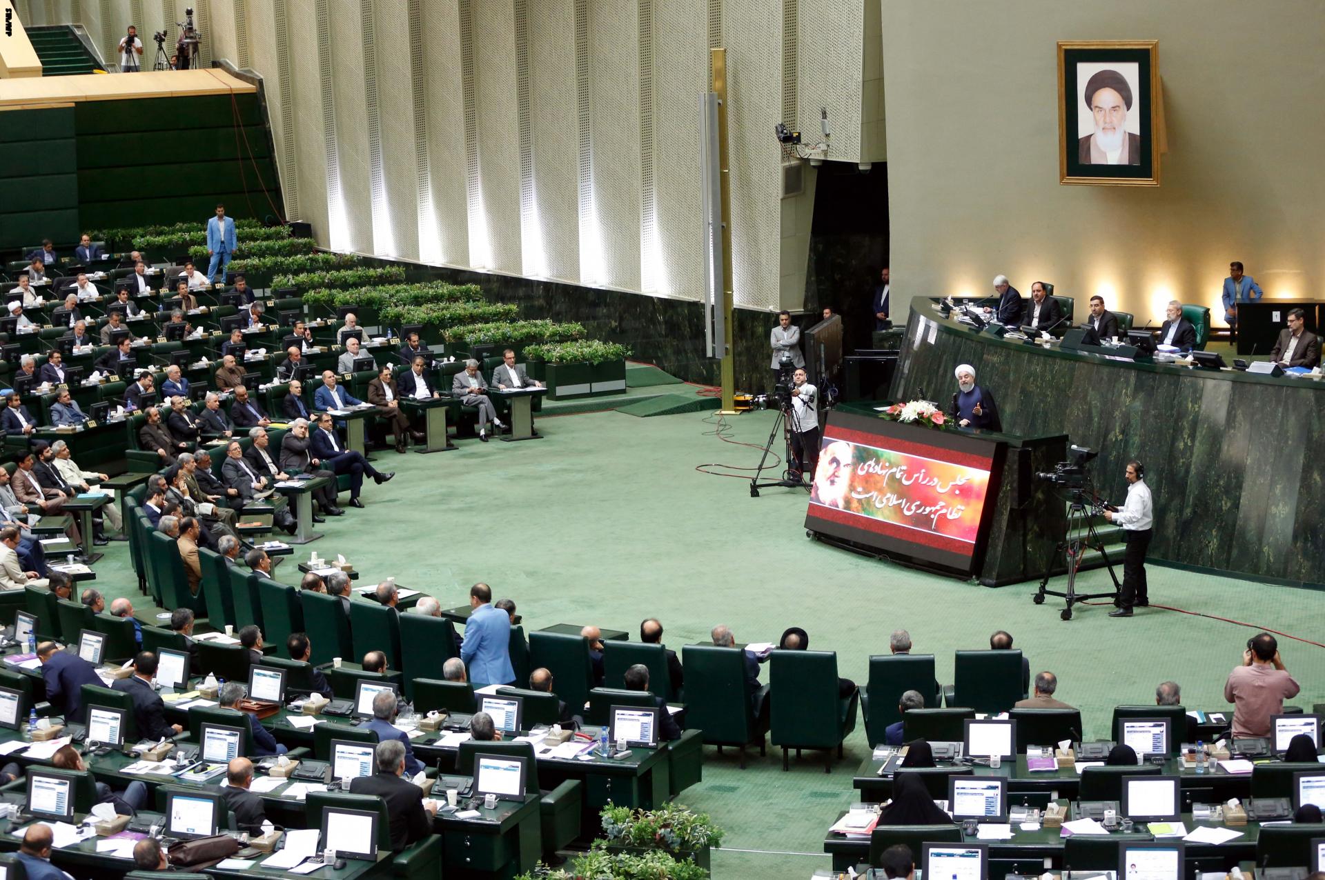 البرلمان الإيراني يصوت لصالح أهلية وزراء في حكومة روحاني