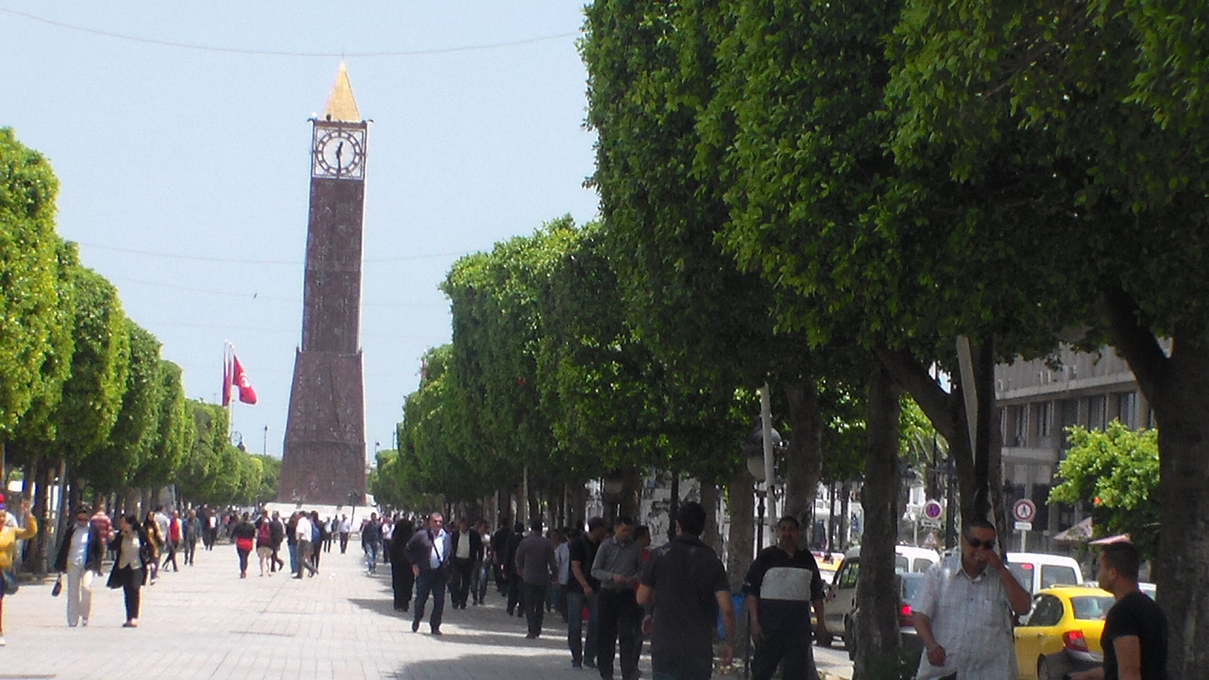  بالصورة...إمرأة تفجّر نفسها في شارع الحبيب بورقيبة في تونس 