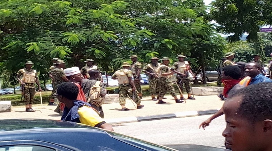 الشرطة النيجيرية ترد على نداء “لبيك ياحسين”بالرصاص