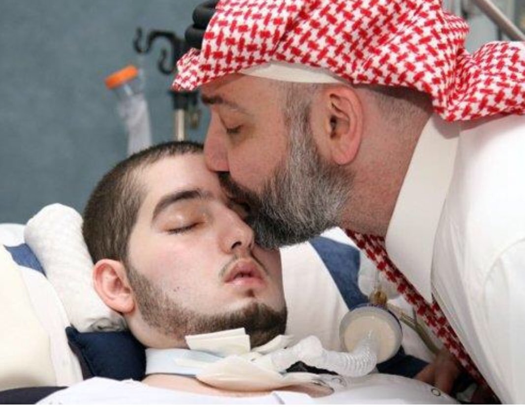 بعد إطلاق سراحه.. خالد بن طلال يظهر مع ابنه "الأمير النائم"