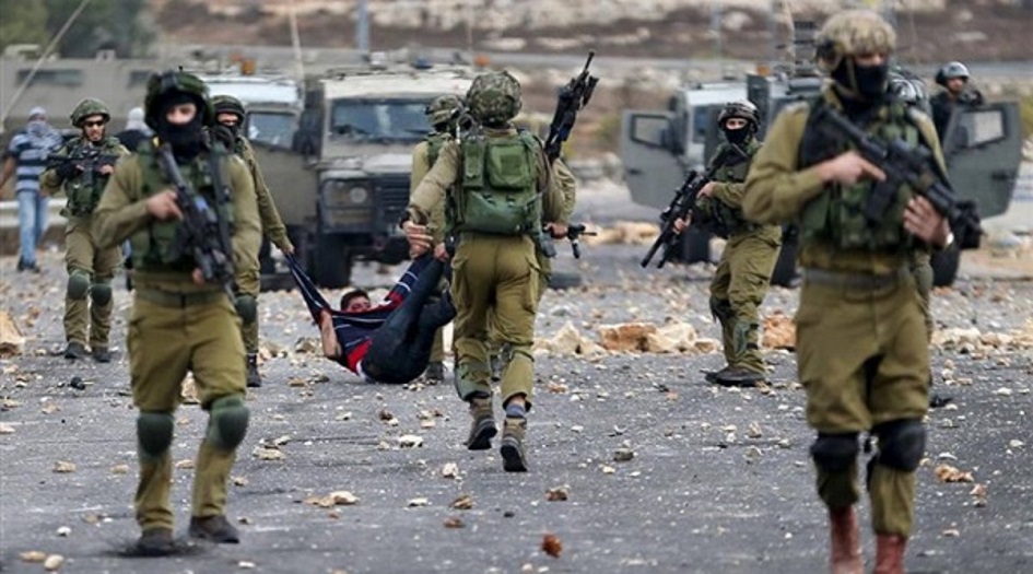 العدو المحتل يصيب بنيرانه فلسطينيًّا ويعتقله شرق المغازي 