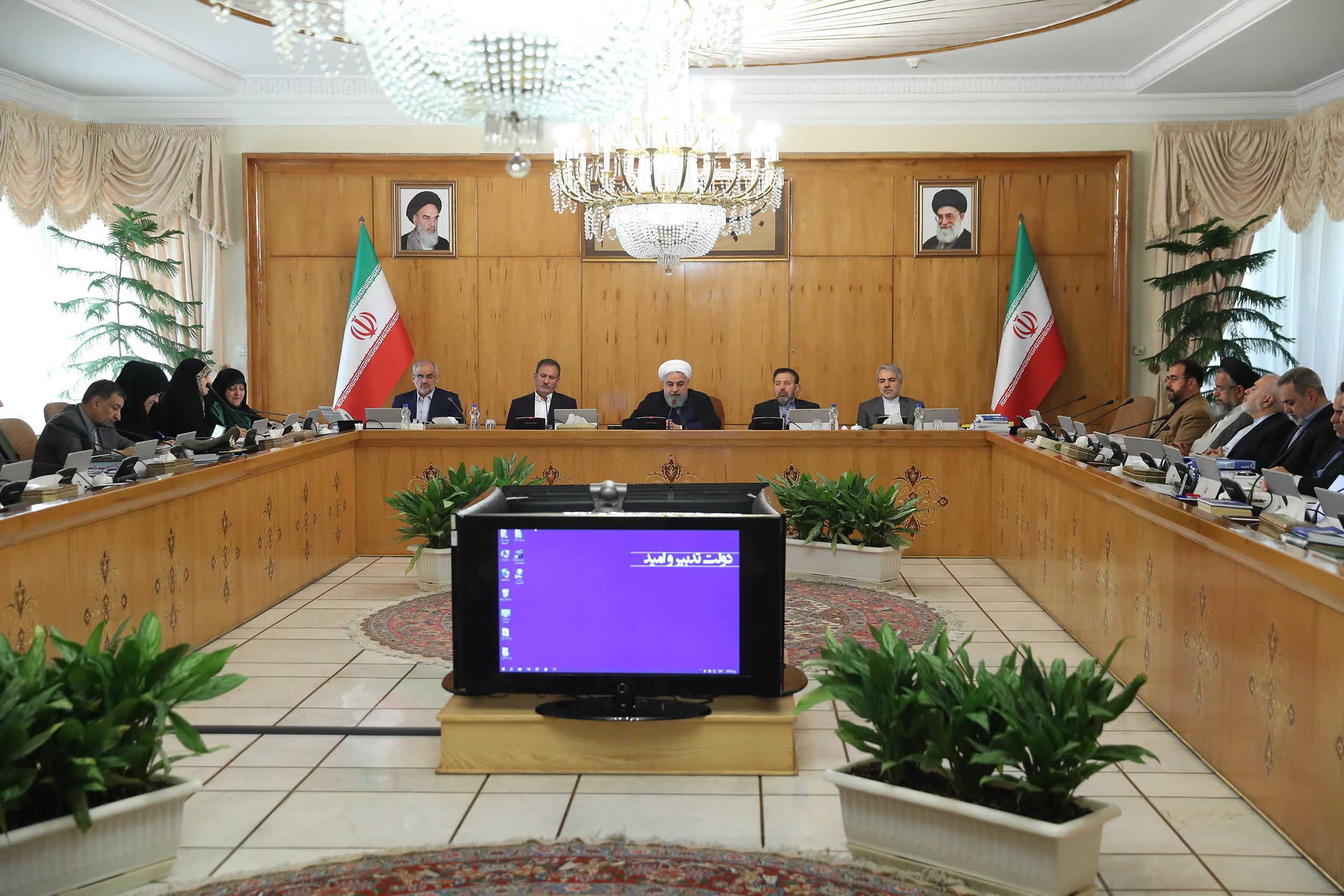 الرئيس روحاني: مراسم مقارعة الاستكبار مؤشر لالتفاف الشعب حول الثورة 