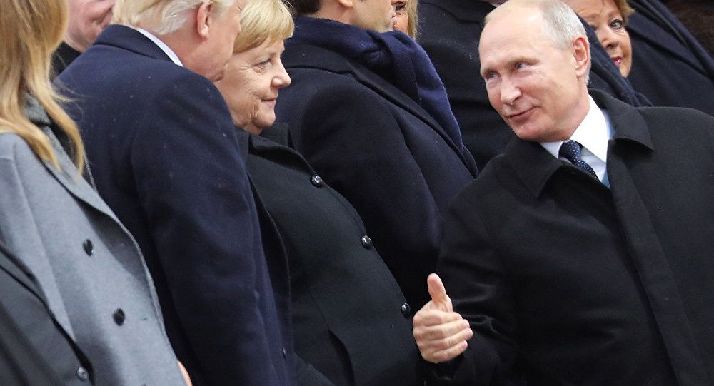 ابتسامة ترامب الحارة وإبهام بوتين... كواليس اجتماع القادة في باريس
