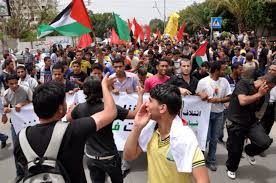غزة تحتفل بهزيمة الاحتلال وإحتجاجات في المستوطنات 