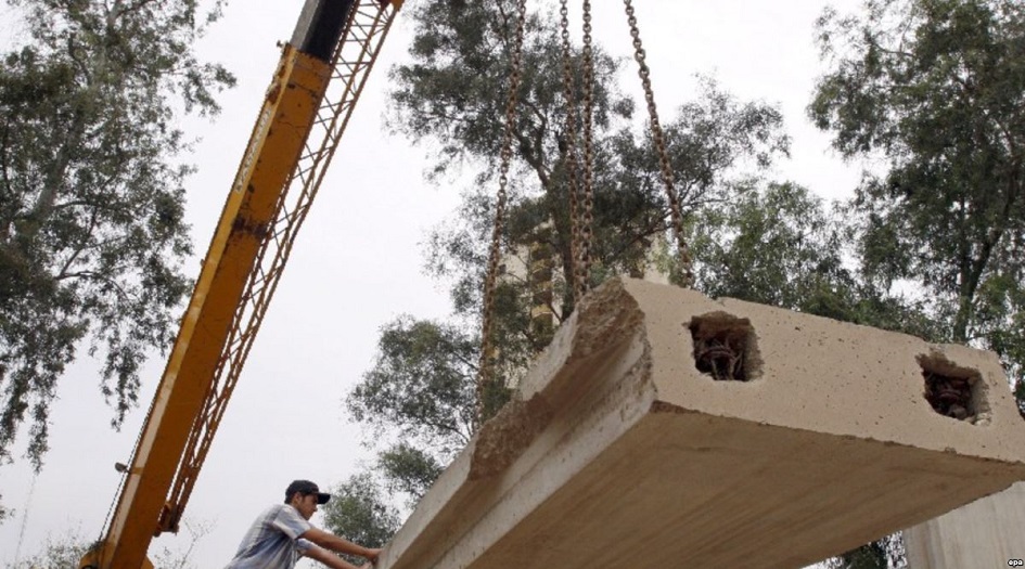 العراق ...رفع الحواجز الكونكريتية في شارع ...