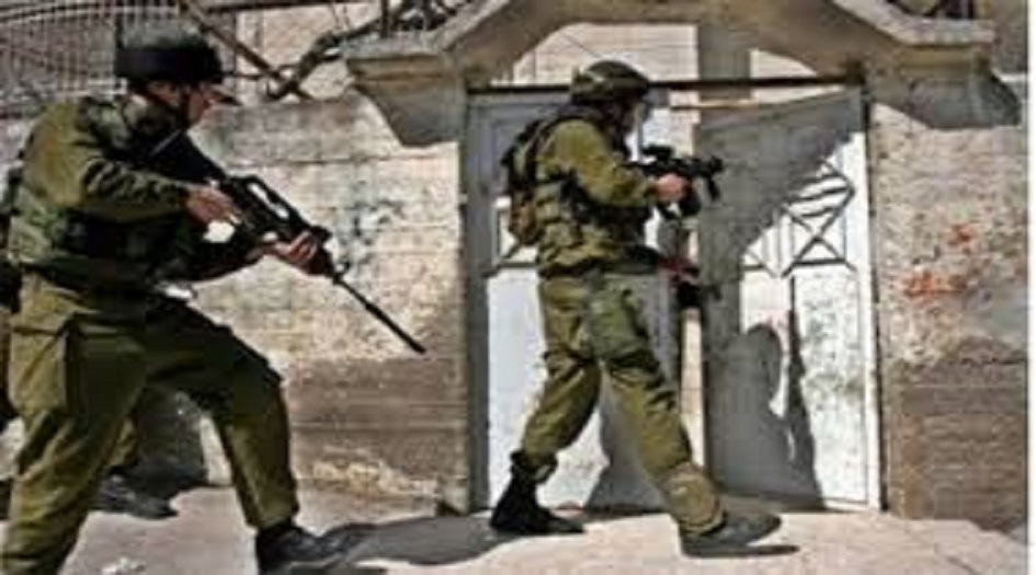 الاحتلال يعتقل عشرات الفلسطينيين في الضفة والقدس 