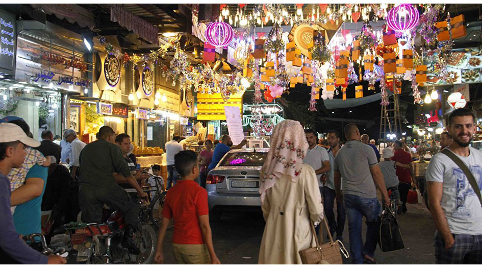 بالصورة.. حافظ بشار الأسد يتجول في حارات دمشق القديمة