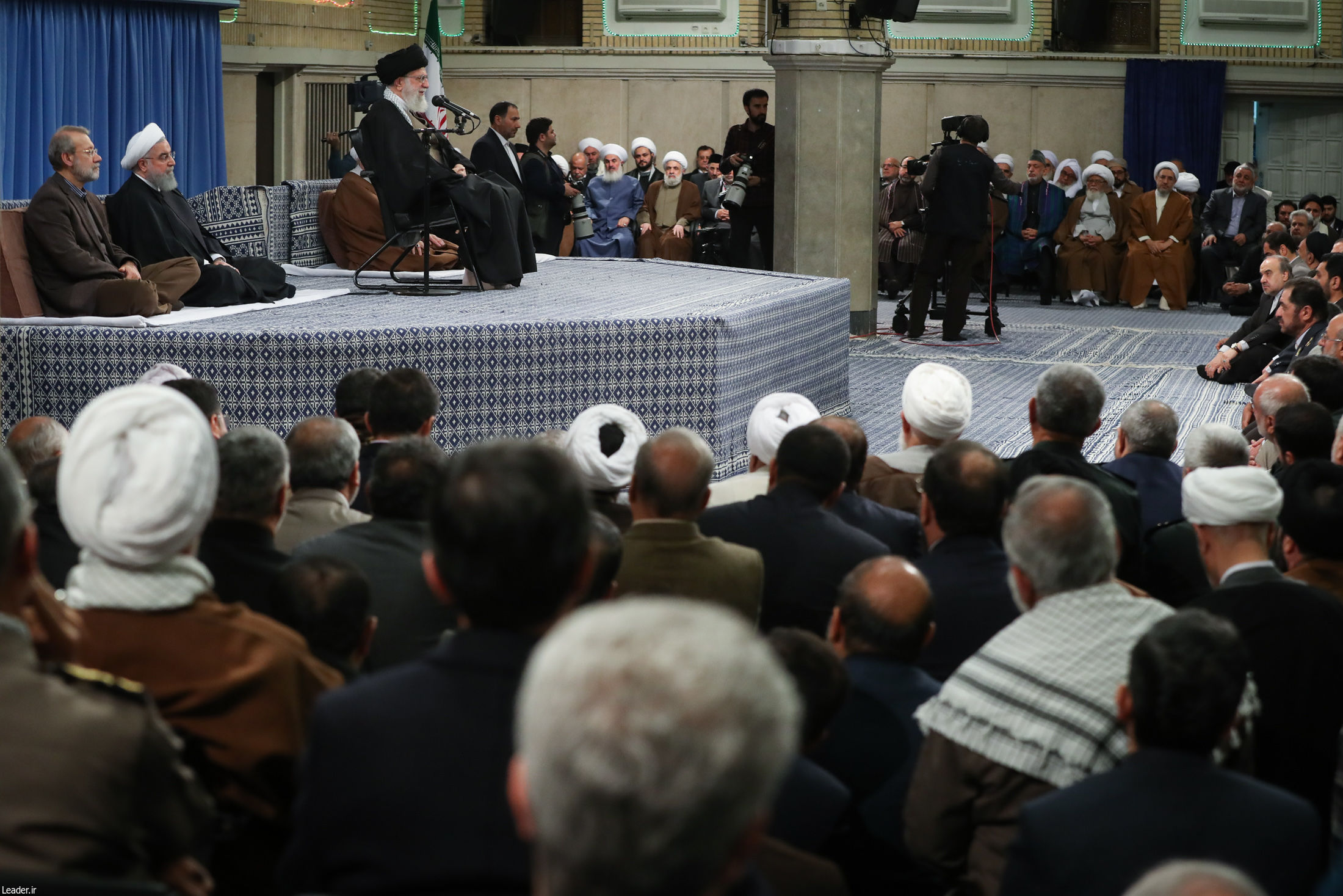 الإمام الخامنئي: امريكا ترتكب اليوم حماقة بتهديدها للشعب الإيراني