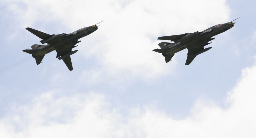 نمایش هوایی جنگنده های سوخو 22 و اف 14 در آسمان کیش