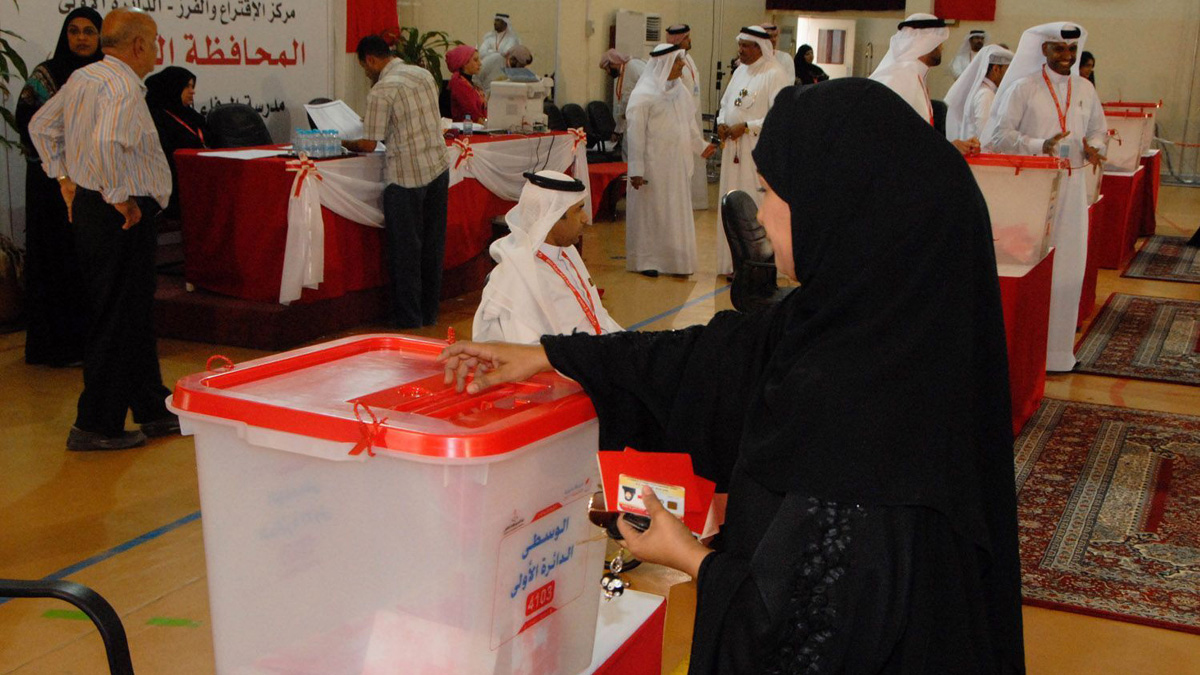 الانتخابات في البحرين : غياب المصوتين ونشوب صدامات ببعض المراكز الانتخابية