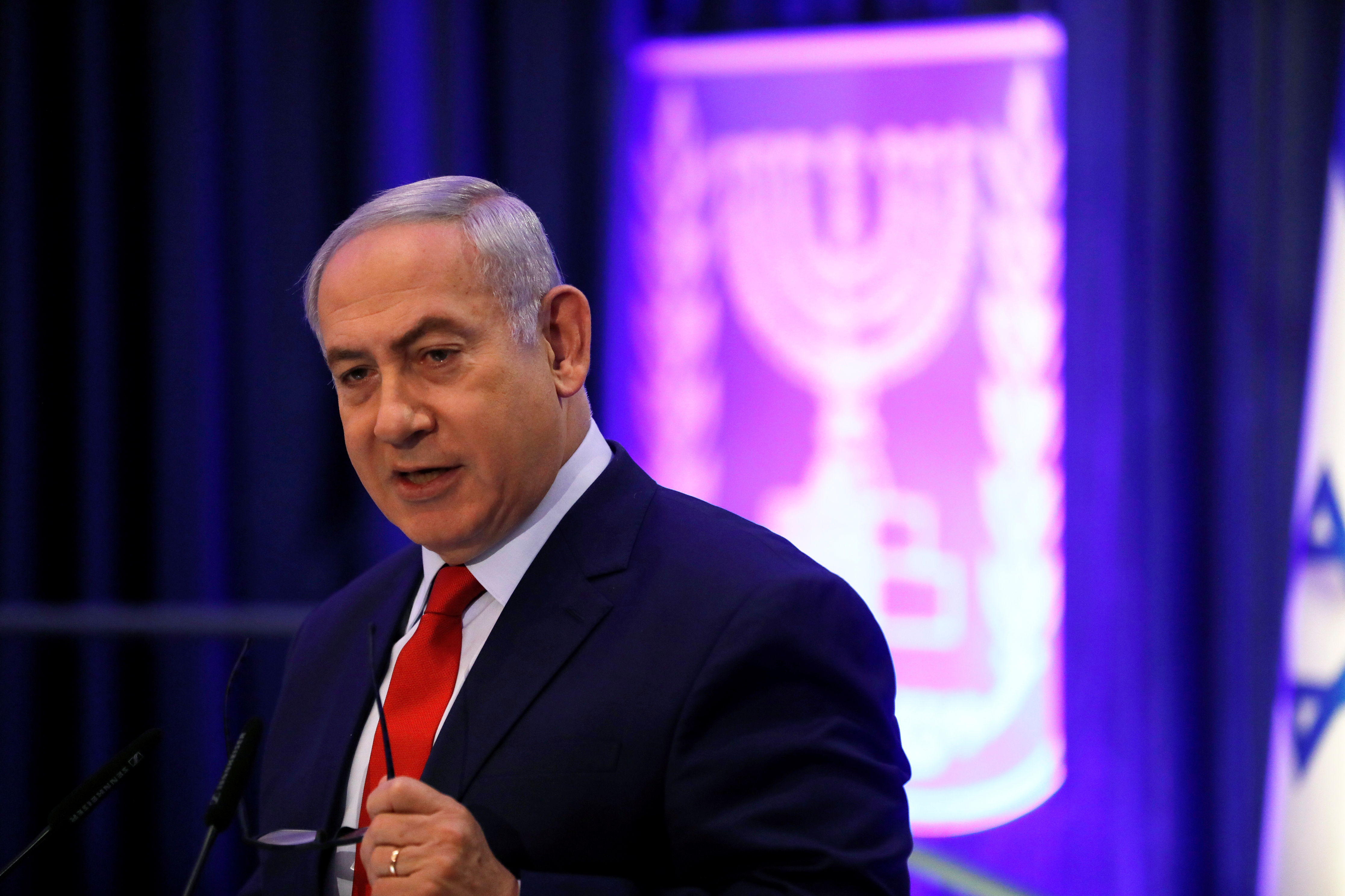 رئيس وزراء الإحتلال الإسرائيلي يواجهة تهمة الإحتيال والرشوة