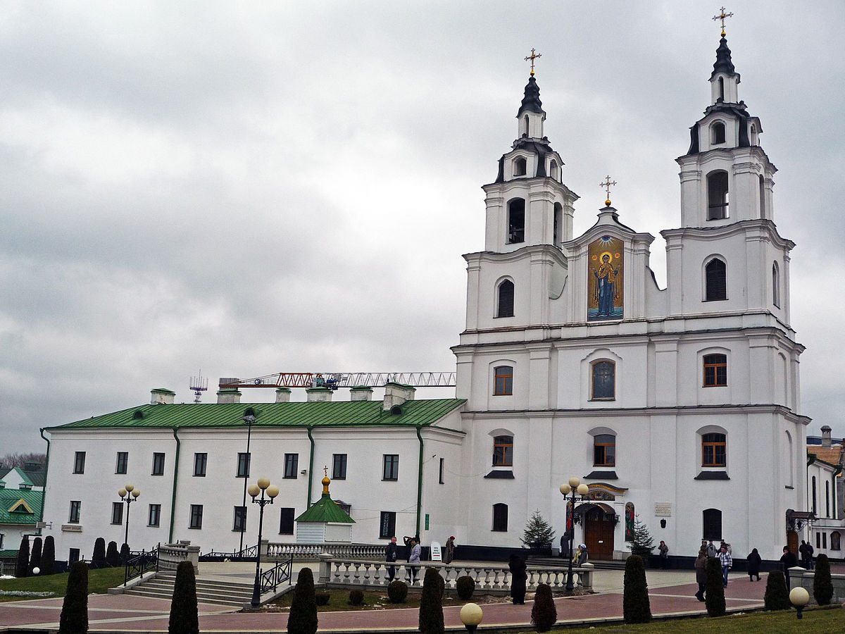مداهمات الكنائس تتصدر النزاع السياسي بين كييف وموسكو