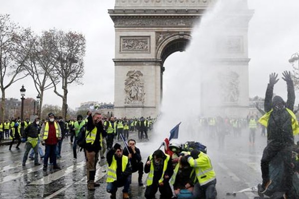 تعداد بازداشتی‌های اعتراضات امروز فرانسه به ۱۰۰۰ نفر افزایش یافت