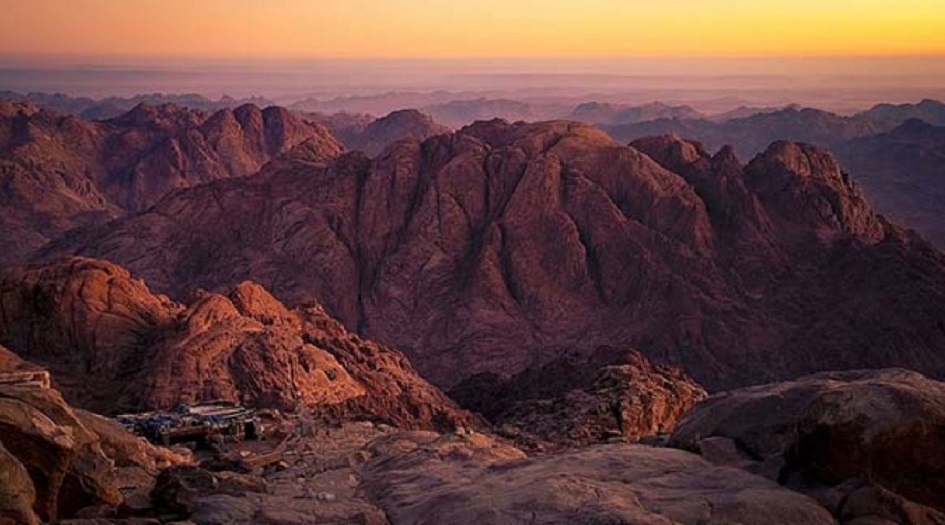 عالم أمريكي يفجر مفاجأة كبرى بزعمه حول "جبل موسى"!