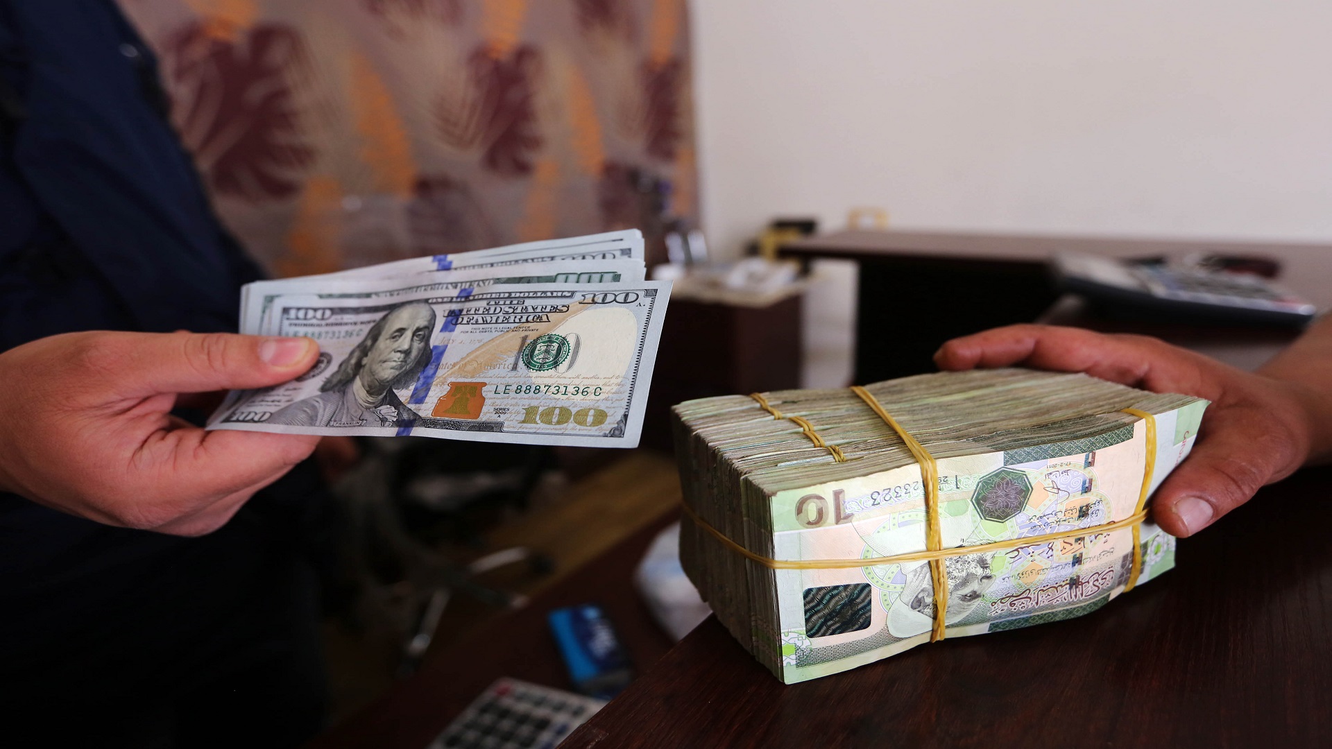 إليك الجديد في صرف سعر الدولار في العراق اليوم 