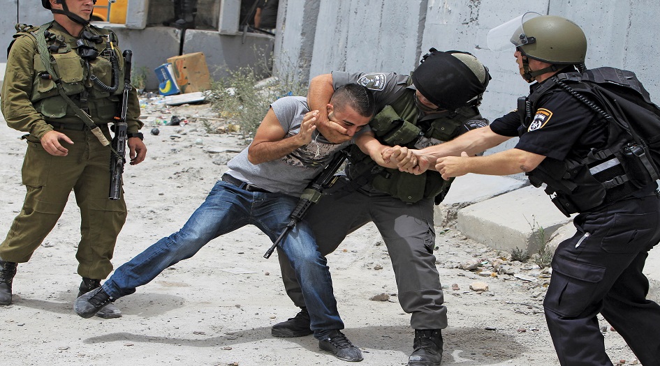 العدو الصهيوني يشن حملة مداهمات واعتقالات في الضفة الغربية 
