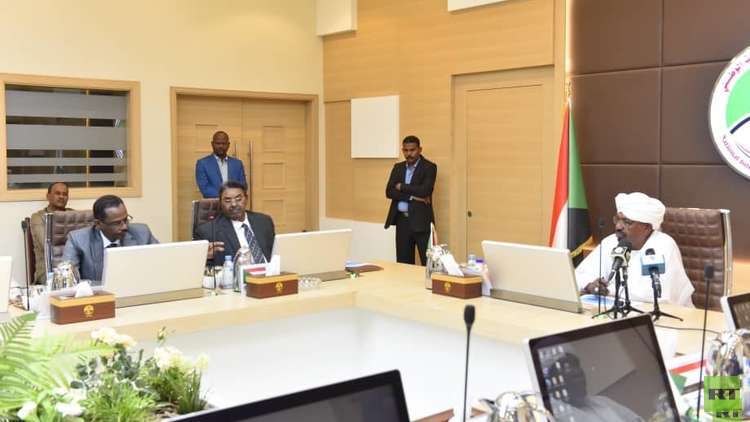 البشير يعد بإجراءات قوية لإصلاح الأوضاع الاقتصادية في السودان