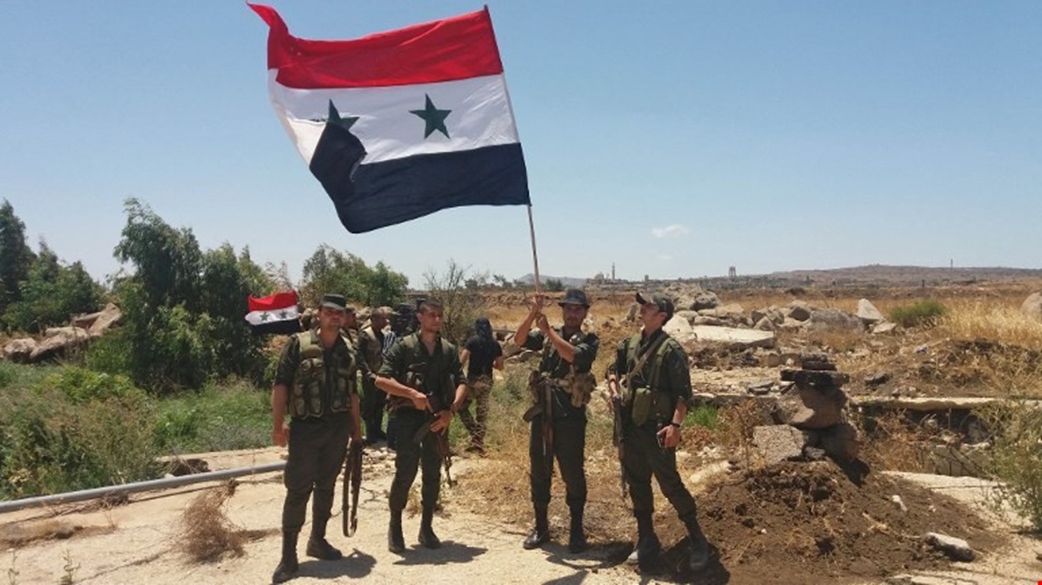 رفع العلم السوري في مدينة منبج بريف حلب الشمالي الشرقي 