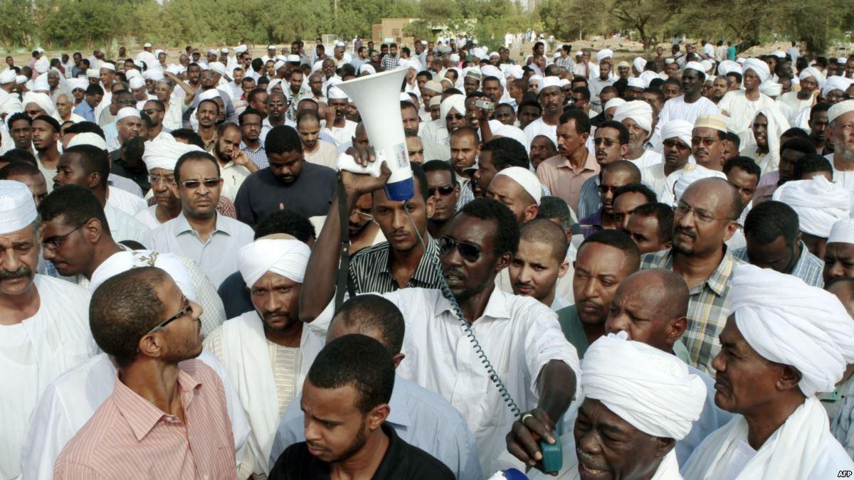 معترضان و احزاب سودانی پایان حکومت دیکتاتوری عمرالبشیر را خواستار شدند