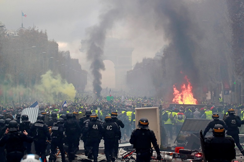 السلطات الفرنسية تشدد موقفها ضد المحتجين 