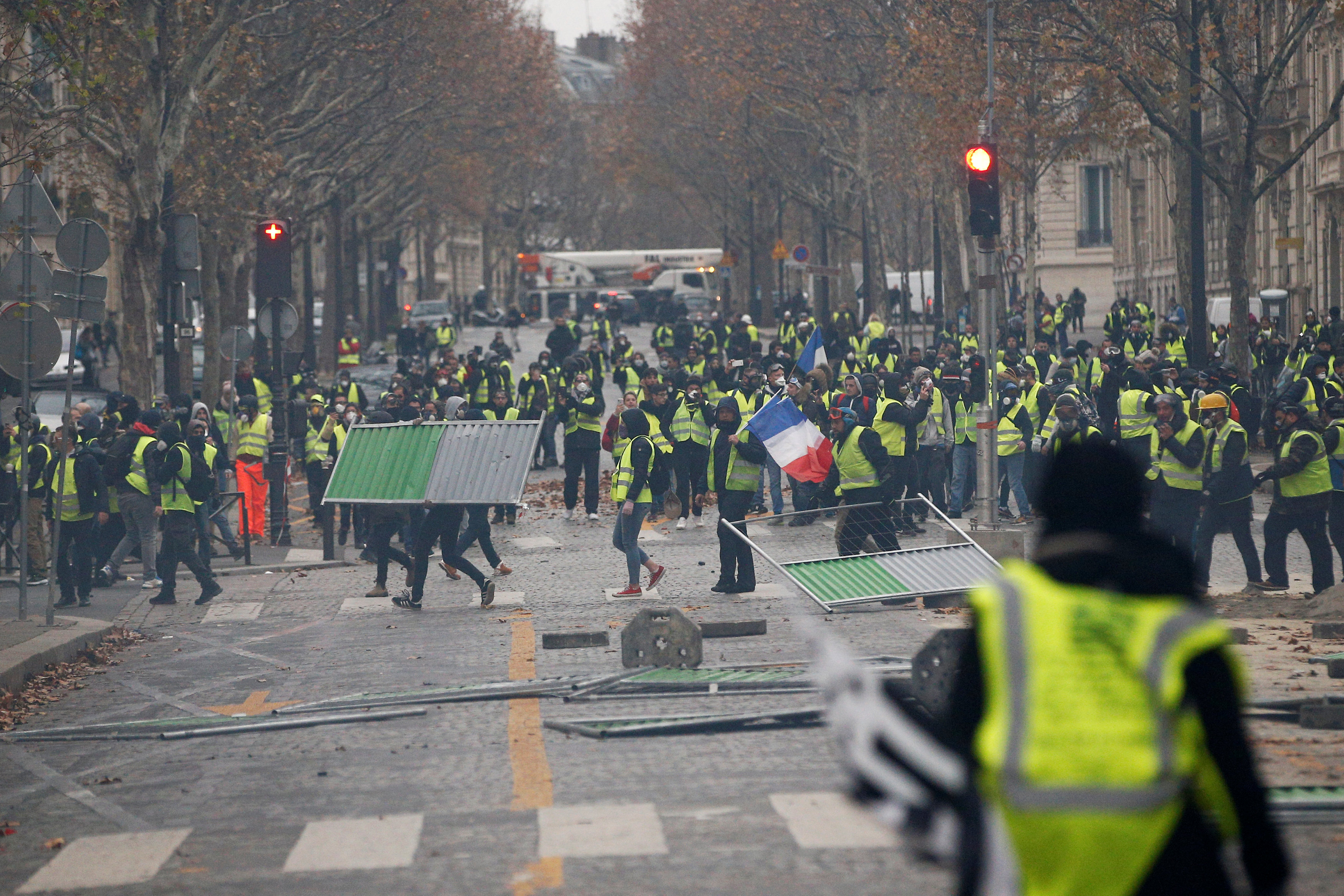 الشرطة الفرنسية تقمع السترات الصفراء في اول تظاهرة لهم في العام الجديد